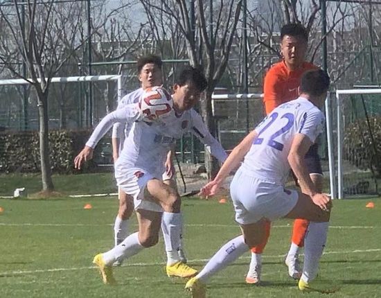 狼队在国际比赛日前主场2-1逆转战胜热刺，球队最近七轮只输掉了一场比赛，以15分排名第12位，接下来，球队首要的目标将是争取升上上半区。